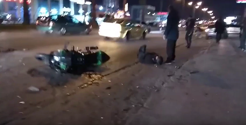 Βίντεο-σοκ! Σοβαρό τροχαίο στη Λεωφόρο Αθηνών-Καβάλας – Μηχανή προσγειώθηκε σε ΙΧ